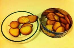 Pastas de clara de huevo caseras finas con almendras de la «Tía Conchi»