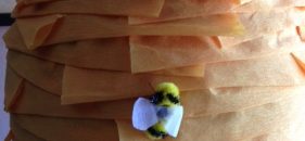 Piñata casera para cumpleaños. Colmena con abejas