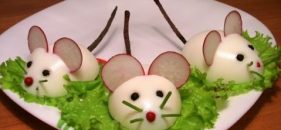 Presentaciones originales de comida para niños: «Ratones de huevo duro»
