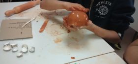 Taller de cerámica arqueológica para niños el fin de semana