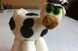 Modelo de vaca de plastelina para el Belén